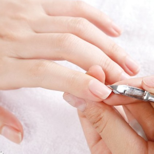 huong-dan-nhat-da-tay-da-chan-dung-cach-khi-lam-nail-03